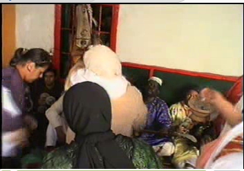 hadik molat jelaba lbayda okhte dyal mahmoud raha hiya lam9adma walakin cxhelakha